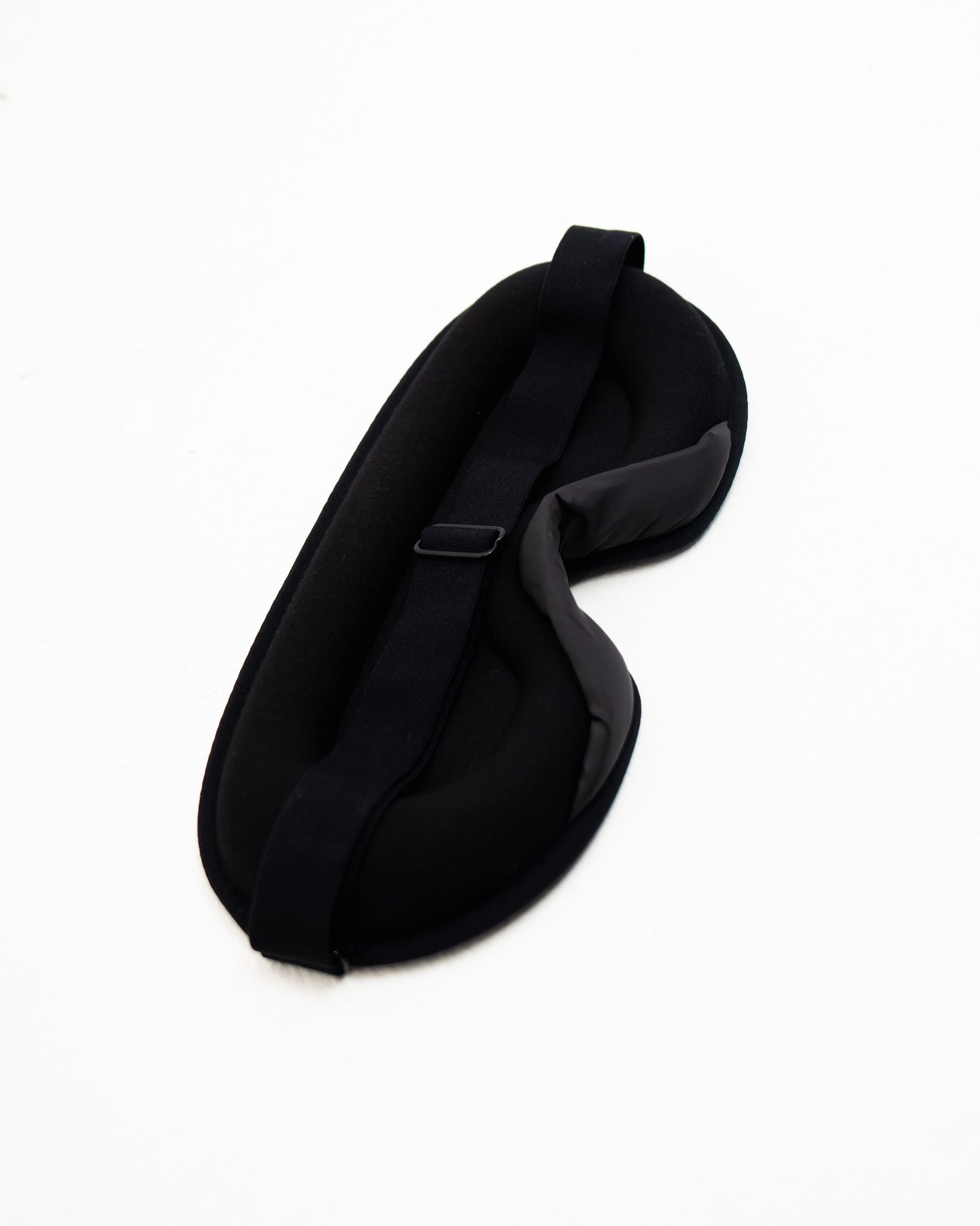 Masque de sommeil en mousse 3D « Bov » avec pont nasal en soie et kit de toilette